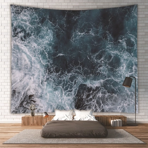 Detail eines Wandteppichs mit blauen Meereswellen und realistischer Meeresstruktur