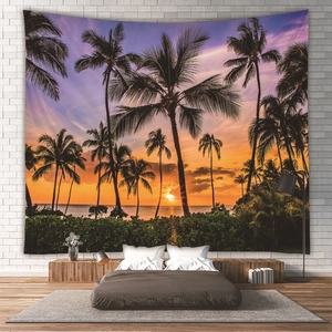 Detail eines tropischen Strand-Wandteppichs mit Palmen an einer weißen Schlafzimmerwand