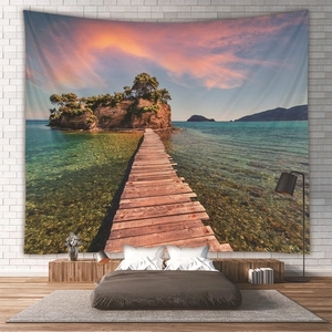 Detail eines Strand-Sonnenuntergangs-Wandteppichs an weißer Backsteinwand im Schlafzimmer