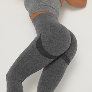 Detail der nahtlosen High-Waist-Yogahose mit Push-Up-Netzstruktur am Gesäß
