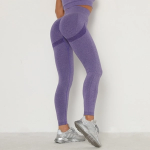 Detail der nahtlosen High-Waist-Yogahose mit Push-up-Effekt und strukturierter Optik