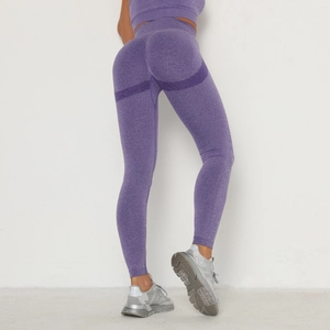 Nahaufnahme der nahtlosen lila Melange-Struktur und High-Waist-Push-Up-Design der Yogahose
