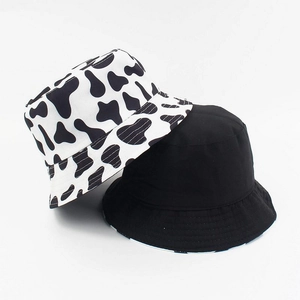 Détails des bobs en toile de coton avec imprimé vache et tissu noir avec coutures