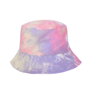 Detailaufnahme des bunten Batik-Fischerhuts aus Baumwolle mit pink-violetten Texturen
