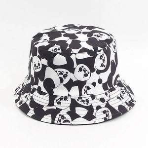 Détail d'un chapeau bob réversible en coton avec des motifs imprimés de panda mignons