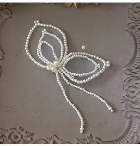 Pince à cheveux papillon en perles élégantes avec tulle blanc et glands de perles