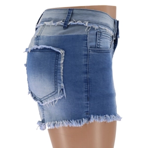 Détail des franges latérales et de l'ourlet effiloché sur ce short en jean bleu
