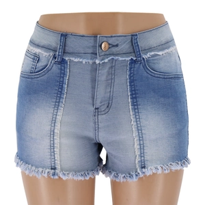 Détail de short en jean bleu clair avec ourlet effiloché et motif patchwork cousu