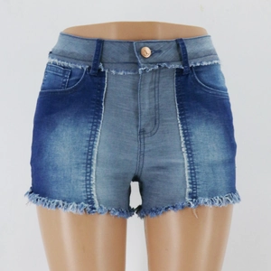 Détail de short en jean taille haute avec patchwork bicolore et ourlet effiloché