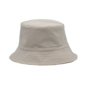 Detail van beige canvas vissershoed met versterkte stiksels op de rand en stoffen textuur