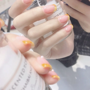 Französische Kunstnägel in Tulpenorange mit Perlenverzierung und rosa Glanz-Finish