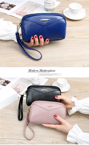 Vue détaillée des pochettes pour femmes en cuir à motif litchi bleu, noir et rose