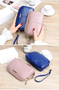 Détail de la pochette élégante en cuir à texture litchi avec dragonne pratique