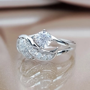 Bague ailes d'ange à la mode avec zircons et élégant reflet de miroir argenté