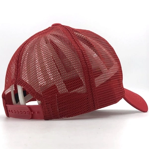 Vue arrière de la casquette trucker rouge montrant le filet et la boucle de réglage