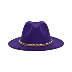 Λεπτομέρεια από μωβ καπέλο fedora με πλεγμένο κορδόνι και χρυσές χάντρες