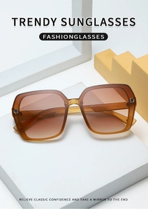 Close-up of amber tortoiseshell frame and gradient lenses with silver D-logo hinge detail