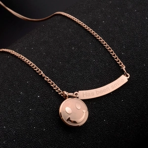 Collana in acciaio inossidabile oro rosa con pendente a sorriso e barra incisa
