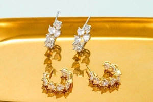 Minimalist C-shaped heart zircon hoop earrings in gold and silver finishes