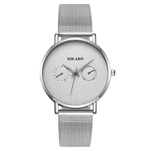 Montre à quartz argentée YOLAKO avec bracelet en maille et deux sous-cadrans sur blanc