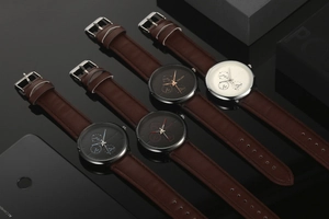 Vue détaillée des montres à quartz YOLAKO pour hommes avec bracelets en cuir élégants
