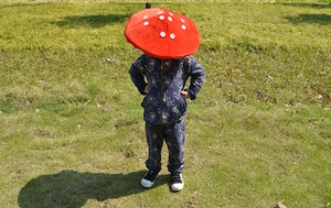 Detailweergave van de rode paddenstoel baret met witte stippen van zacht vilt