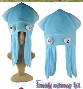 Hemelblauwe pluche octopus hoed op etalagepop en platte weergave van het product