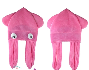 Detail van een roze octopus pluche hoed met grote ogen en zachte tentakels voor feesten