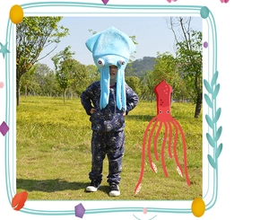 Detail van een blauwe pluche inktvishoed voor kinderen gedragen in de buitenlucht
