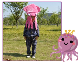 Roze pluche inktvishoed voor kinderen met grappige tentakels gedragen in een groen park