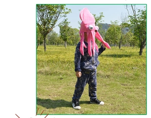 Gedetailleerd zicht op roze pluche octopusmuts met tentakels en grote ogen voor kinderen