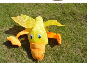 Detail van de gele pluchen eendenmuts met oranje voeten en reflecterende vleugels
