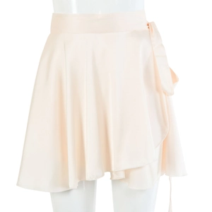 Vue détaillée d'une mini-jupe portefeuille en satin rose avec fermeture à nouer latérale