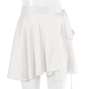 Détail d'une jupe portefeuille en satin blanc avec nœud latéral et drapé élégant