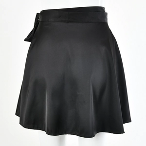 Détail d'une mini-jupe en satin noir à taille haute présentant une vue arrière lacée