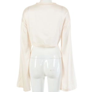 Vue arrière du crop top en satin beige à manches longues avec design élégant à lacets
