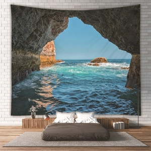 Detailansicht des Strandhöhlen-Wandteppichs an einer weißen Ziegelwand im Schlafzimmer