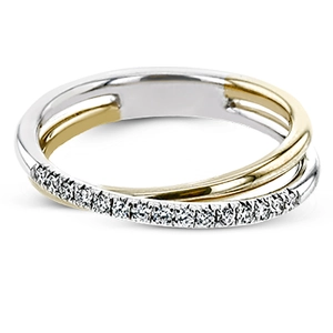Détail d'une bague croisée bicolore avec anneaux or et argent et oxydes de zirconium