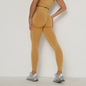 Makro-Detail der nahtlosen High-Waist Yoga-Leggings mit Push-Up Effekt in Gelber Farbe