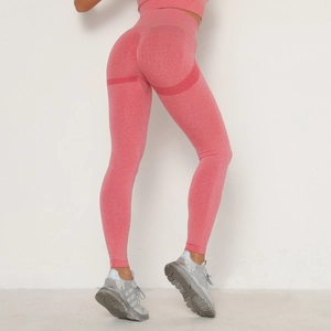 Detail der korallrosa nahtlosen Yoga-Leggings mit hoher Taille und Push-up-Effekt am Gesäß