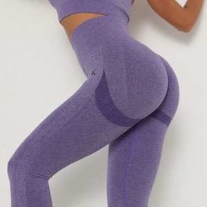 Detailansicht der lila melierten nahtlosen High-Waist-Yogahose mit Scrunch-Butt-Effekt