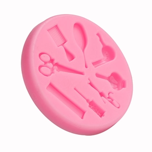 Silikonform in Rosa mit Friseurwerkzeugen wie Scheren für DIY Backen und Basteln