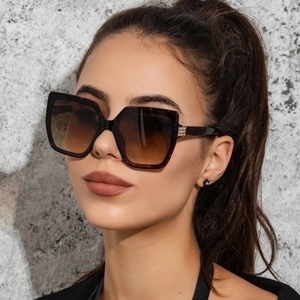 Vintage oversized cat-eye sunglasses with tortoise frame, crystal accents and gradient lenses