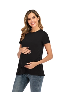 Detail eines schwarzen Umstands-T-Shirts mit Rundhals und Stufensaum für Stillende