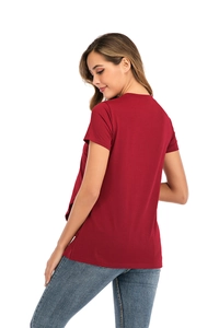 Seitenansicht des dunkelroten Baumwoll-Still-T-Shirts kombiniert mit Jeanshose