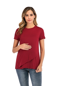 Detailaufnahme des Still-T-Shirts mit Rundhalsausschnitt und asymmetrischem Stillsaum