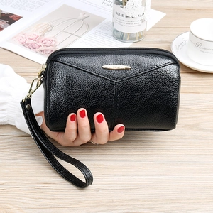 Pochette noire en cuir pour femme avec texture grainée et dragonne élégante en métal