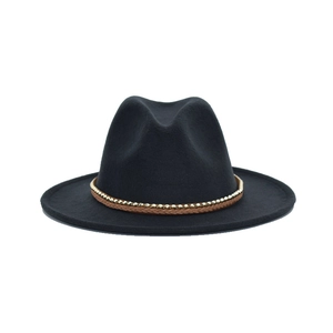 Κλασικό μαύρο καπέλο Fedora με φαρδύ γείσο, καφέ πλεκτή κορδέλα και χρυσή αλυσίδα