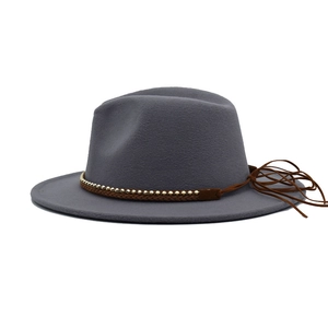 Γκρίζο καπέλο fedora με φαρδύ γείσο, χρυσή αλυσίδα και καφέ πλεκτό σχοινί με φούντα