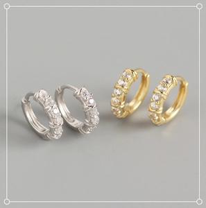 Détail de créoles en argent sterling S925 avec pavage géométrique de zircons cubiques